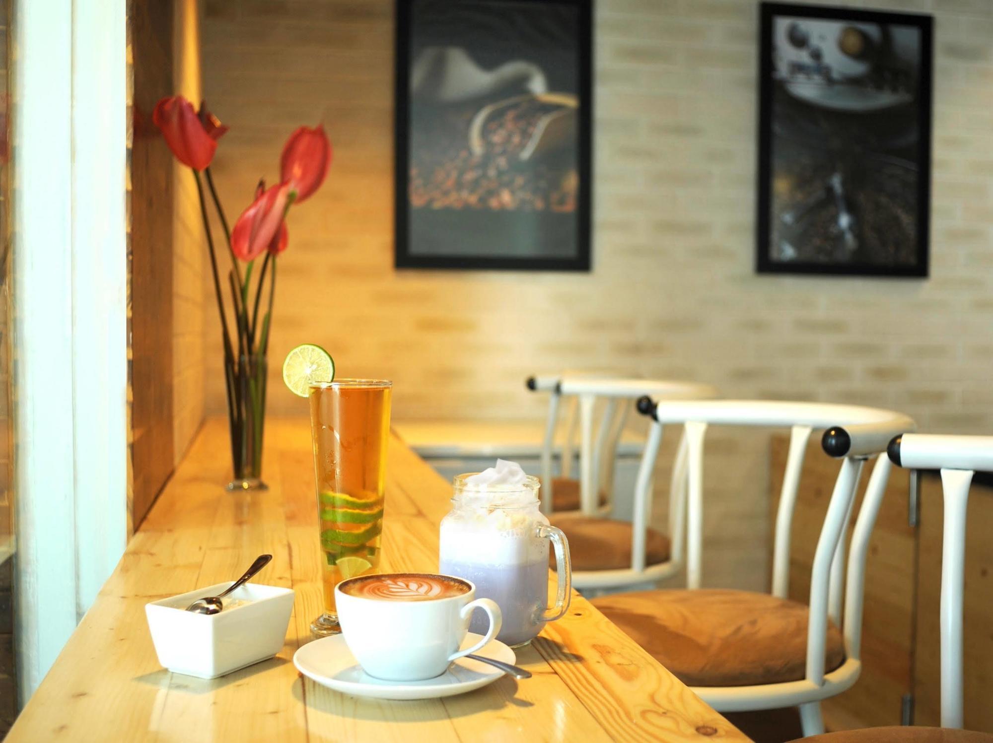 Cleo Hotel Tunjungan Surabaya Exterior photo