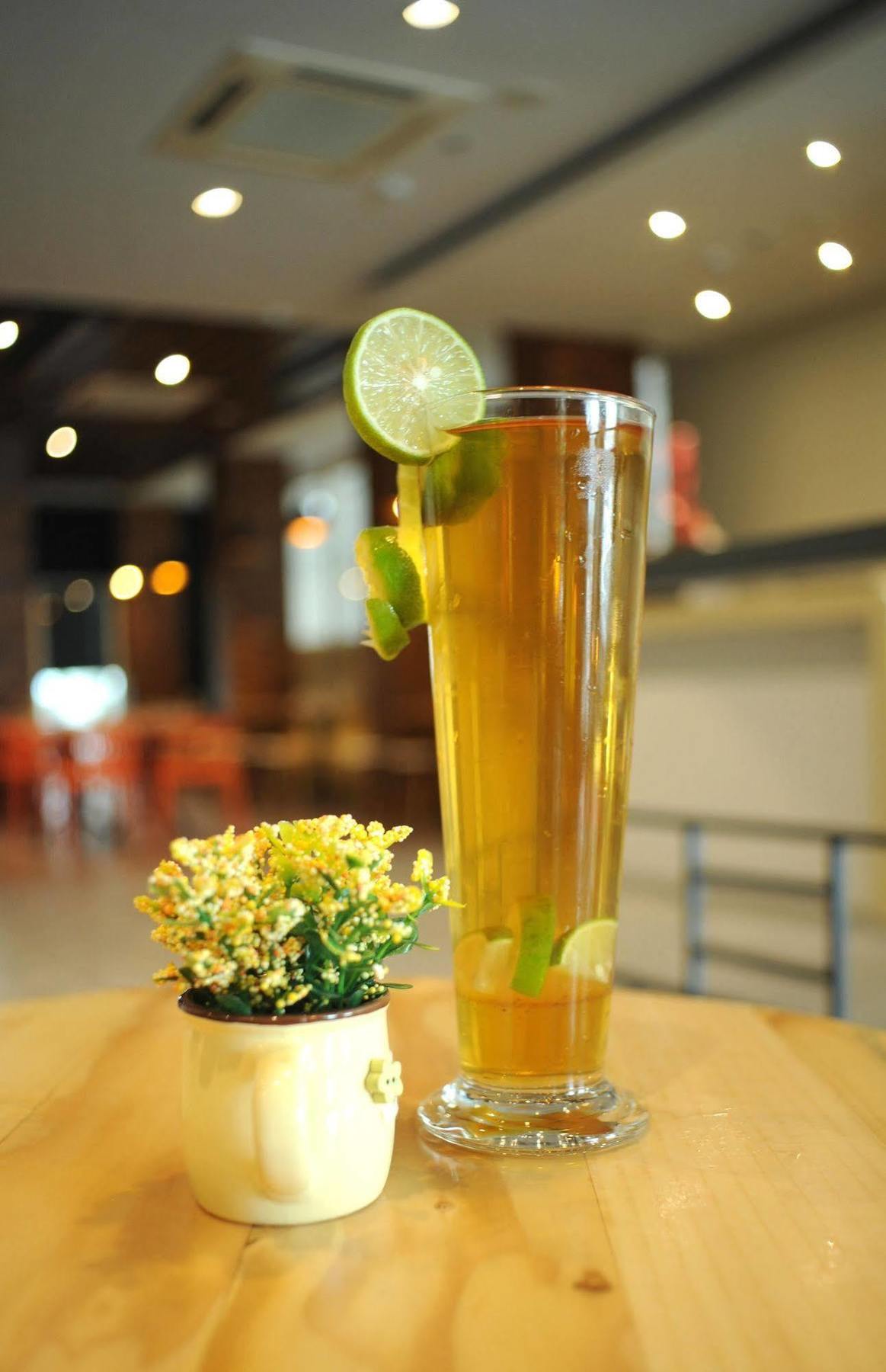 Cleo Hotel Tunjungan Surabaya Exterior photo