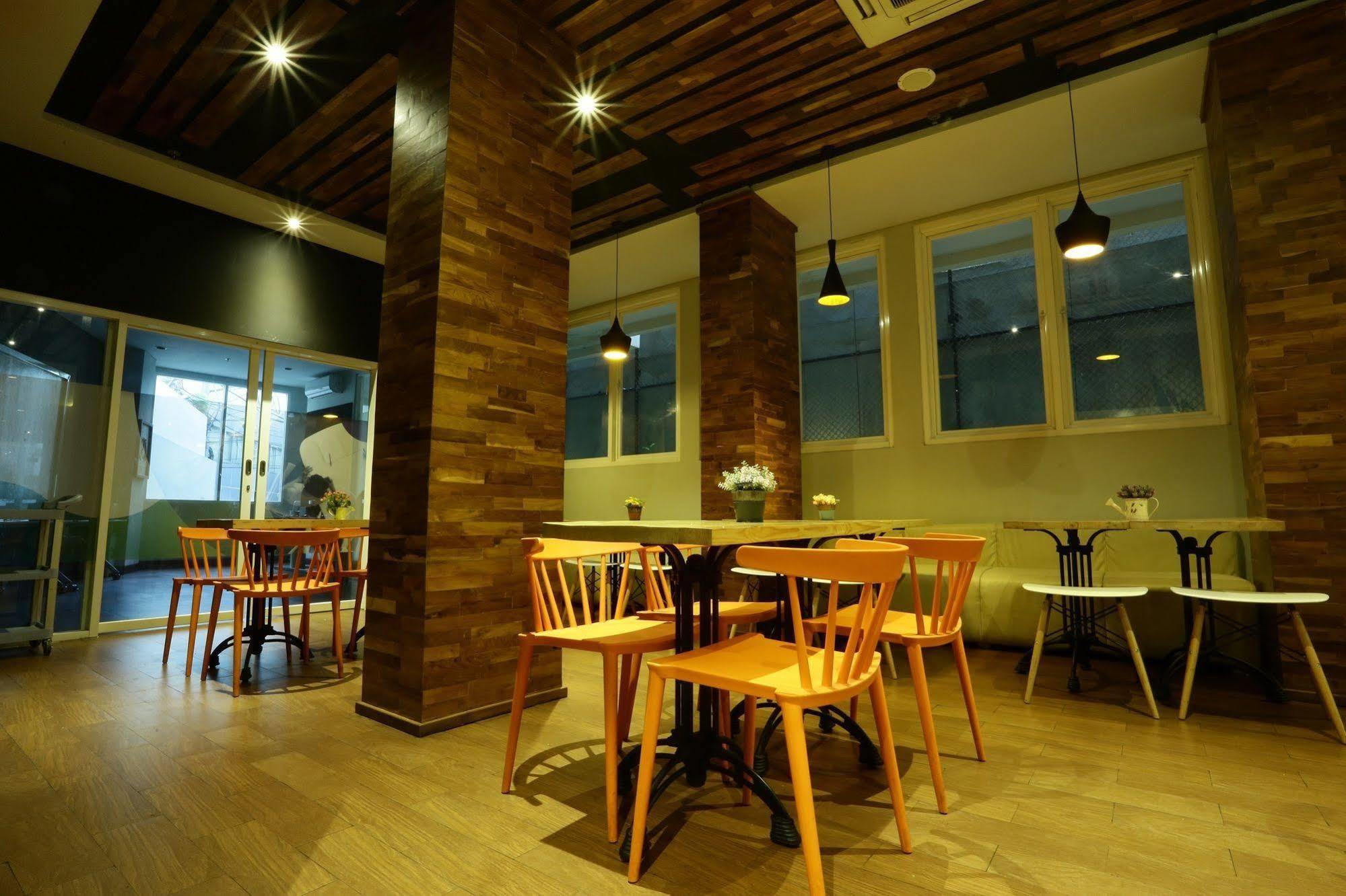 Cleo Hotel Tunjungan Surabaya Exterior photo