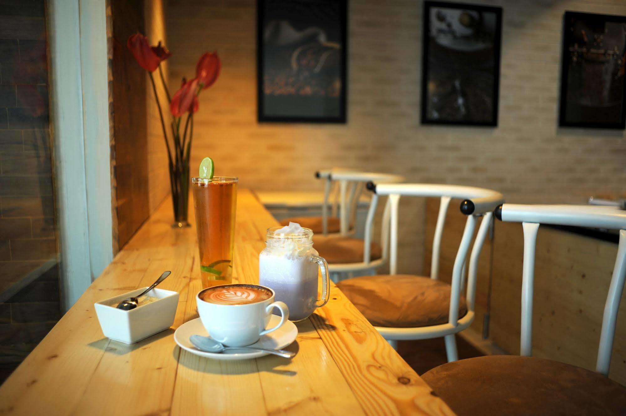 Cleo Hotel Tunjungan Surabaya Exterior photo